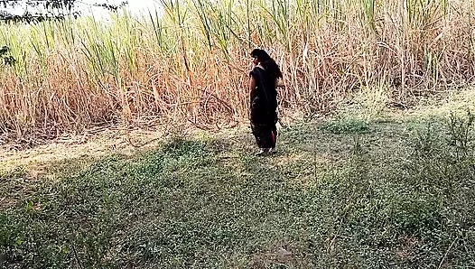 Komal apne khet ka ganna apnehi mut chod kar jala dene vali thi