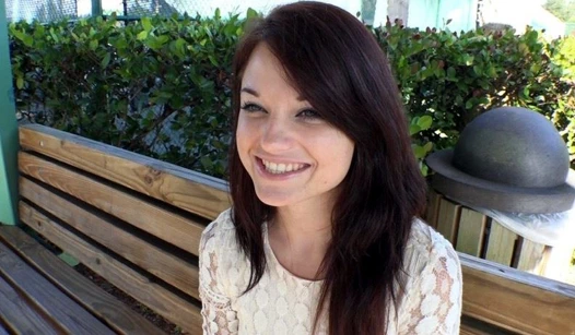 Minik genç minyon esmer genç seçilmiş ve becerdin