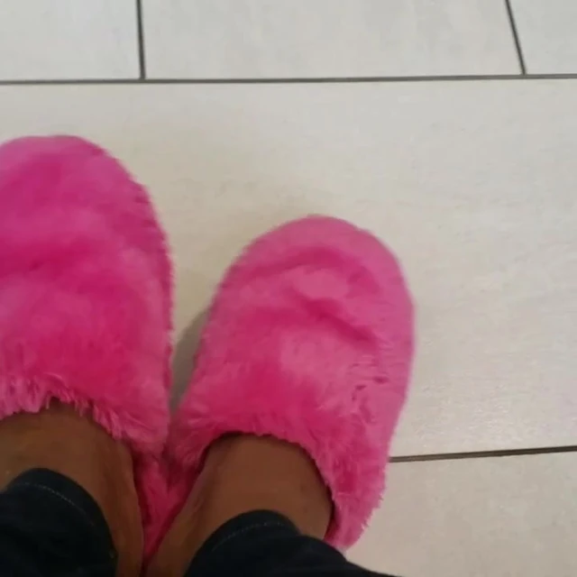 Alışveriş merkezinde pembe tüyler