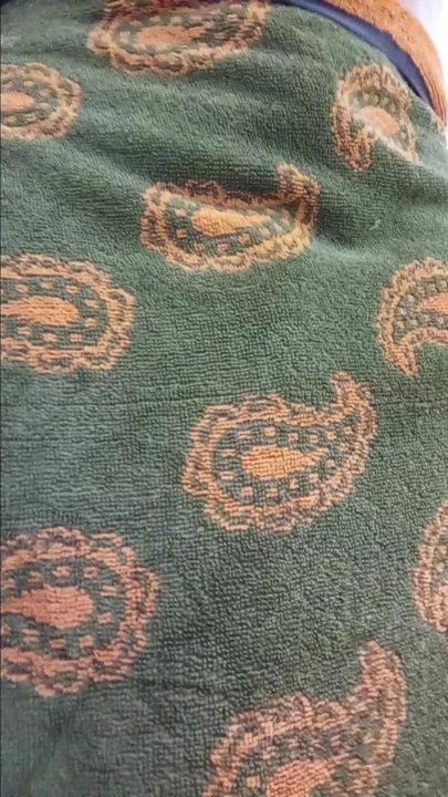 Açık glans ile çok yakın aşağıdan erkek mastürbasyon görünümü