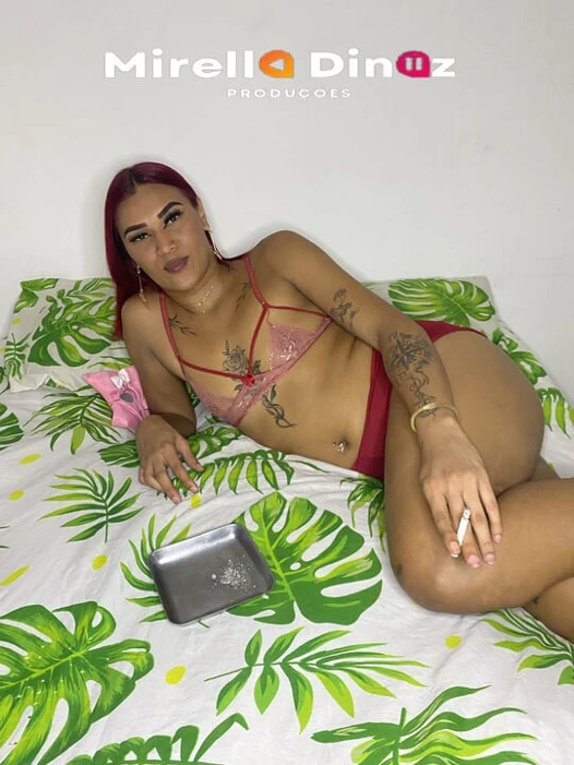 Hellen güzel bir kızıl saçlı trans kadın, yemeyi ve vermeyi seviyor. Bugün sana bu kadar doğal olduğunu göstermek için geldim