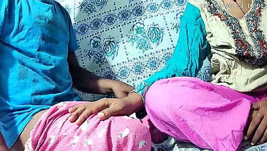 Hintli büyük memeli gril ve erkek odada seks