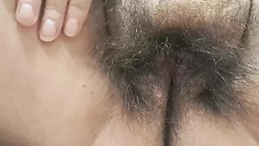 Orta yaşlı seksi kadının vajinasında meyveyle oynuyor ve tadım yapıyor