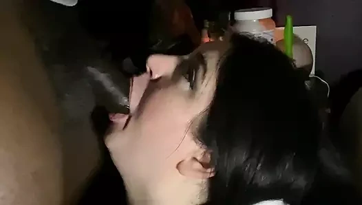 Beni gırtlağına kadar sikiyor