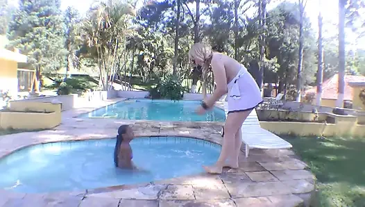 Midilli oynayan kızlar havuzda alçakgönüllülük - midillim ol ve beni kaltak taşı!