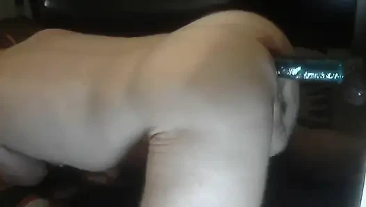 Dildoya sokuyorum ıslak deliğimi sikiyorum