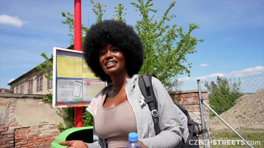 Çek sokakları 152: sevimli büyük memeli zenci kızla şenlik