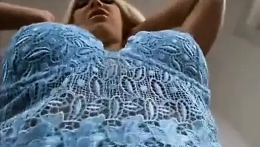 Adam kanepede seksi sarışını sikiyor