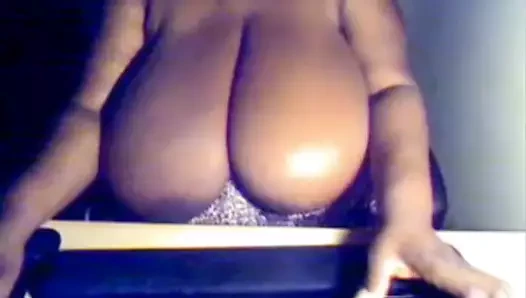 canavar siyah göğüsler