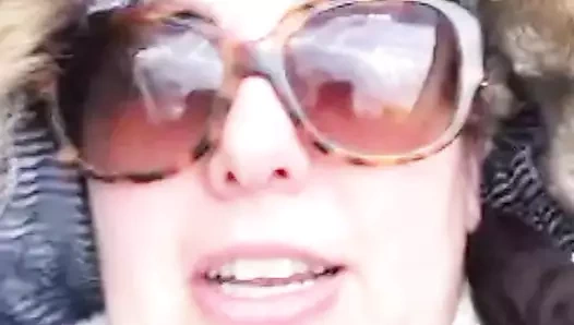 Evli kadın kirli yıkanmamış deliklerini gösteriyor