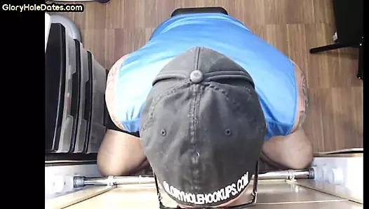 Döl seven duvar deliği dilf evde sert beyaz yarak emiyor