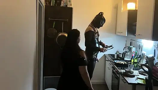 Fetiş çatı katları tv kölesi ile yemek pişirme seansı bölüm 3-4.