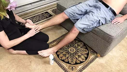 Belyla Bradley ayak masajı yapıyor