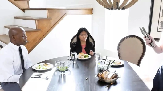 Busty üvey ember kar masturbates süre ona küçücük Asya üvey kız gets becerdin tarafından büyük siyah horoz