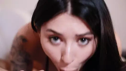 Sevimli 18 yaşındaki esmer diliyle şehvetli bir sakso çekiyor ve tüm dölleri yutuyor