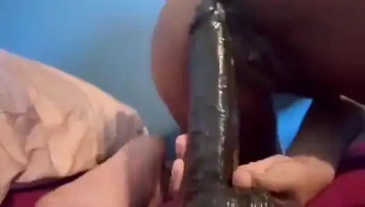 Oyuncağımla oynuyorum