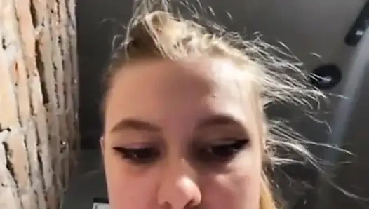 Aşırı fışkırtma. Kamerada oturuyor ve anal parmaklıyor