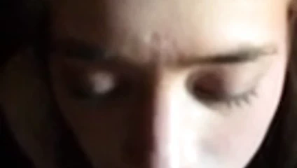 Kızların sigarasını meni ile söndürmeye çalışır