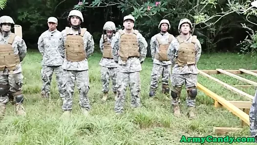 Military iri parça Assfucked sonra açık havada bj