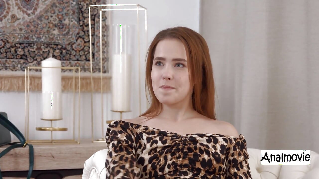 Nikole Murkovski masaj yaptırıyor, sonra sert çifte penetrasyon sert kaşıkla anal, minyon Rus her iki delikten de sikiliyor.