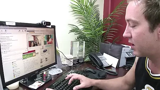 Esmer genç kız büyük bir yarakla sikiliyor ve dölleniyor