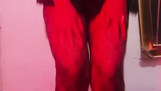 Güzel zenci kadın büyük götünü hareket ettiriyor