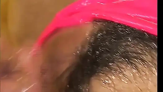 Bir Japon Kadın Horozlar tarafından işgal edildi