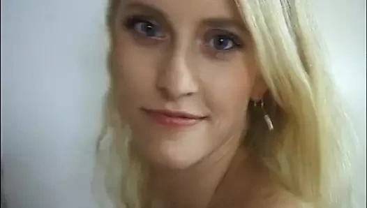 Saf sarışın genç Katerina'nın özel videounu yayımladı