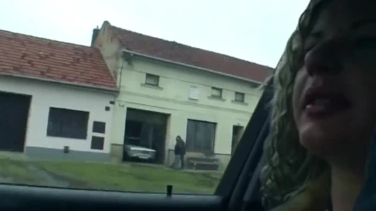 Pirsingli amcık dildo arabada esneme fışkırtıyor