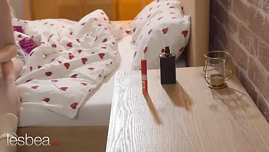 Lesbea emily pink ve lilith liber romantik lezbiyen seks amcık yalama ve makaslama orgazmları