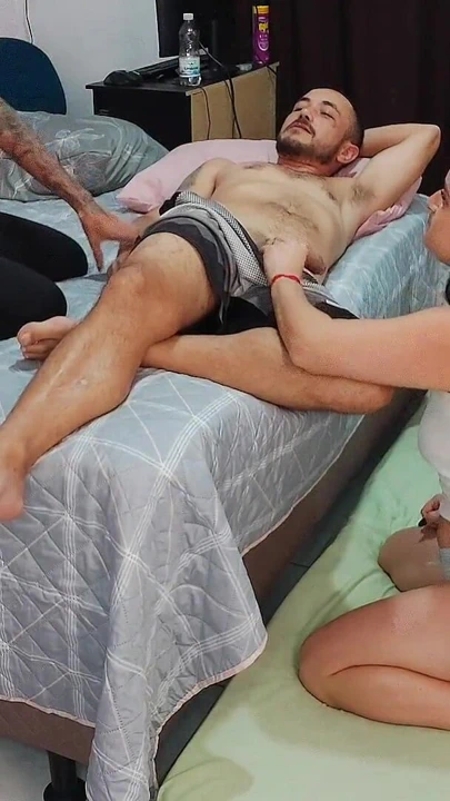 Evli kadın yeni ayrılmış arkadaşıyla aynı yatağı paylaşmak zorunda kaldı | Klip 1