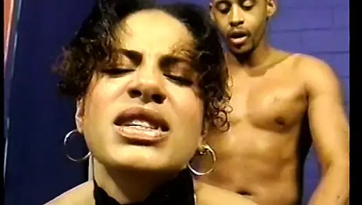 Sıska siyah sekreter ile doğal göğüsleri ofis içinde ceza alır