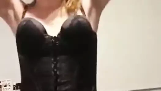 iç çamaşırı gösteriliyor