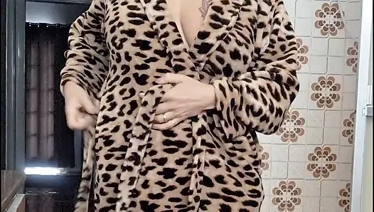 Amcığımı, kıçını ve ağzımı beni becermeye gelen erkeği almaya hazır bırakıyorum. Siz de gelmek istiyorum