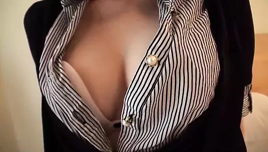 Özel fotoğrafçılık (evli kadınlar): kameralı adamla yalnızken, adam fotoğraflarını çekerken bacaklarının arasına uzanıyor. kısım