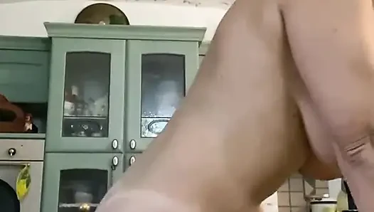 Açım öğle yemeği yapıyorum