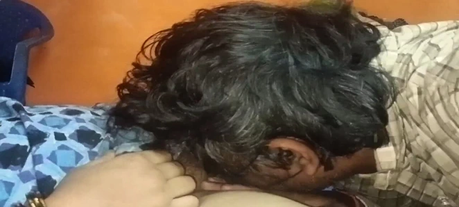 Yatak odasında kız arkadaşının amını yalıyor