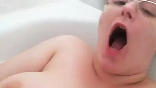 arkadaşının evinde küvette gizli mastürbasyon