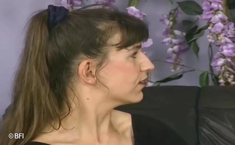 कामुक पति अपनी पत्नी और उसके दोस्त पर हावी है