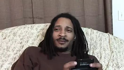 İri göğüslü zenci sürtük büyük siyah yarağı alıyor!