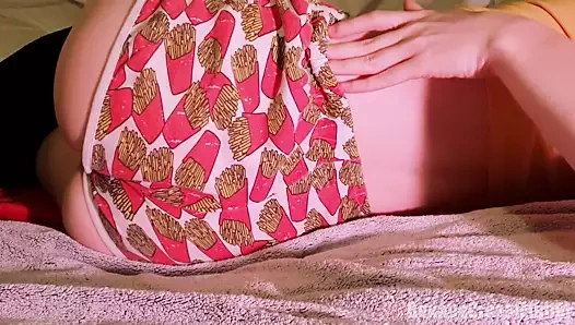 Azgın uyandım ve göt deliğimi yumrukladım (aşırı yakın çekim)