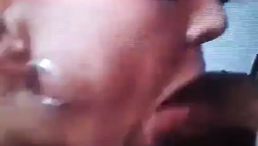 Lateks julia yüzünde sperm gibi