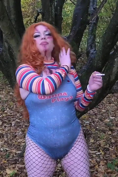 Catalia cosplay içinde giyinmiş sigara içiyor