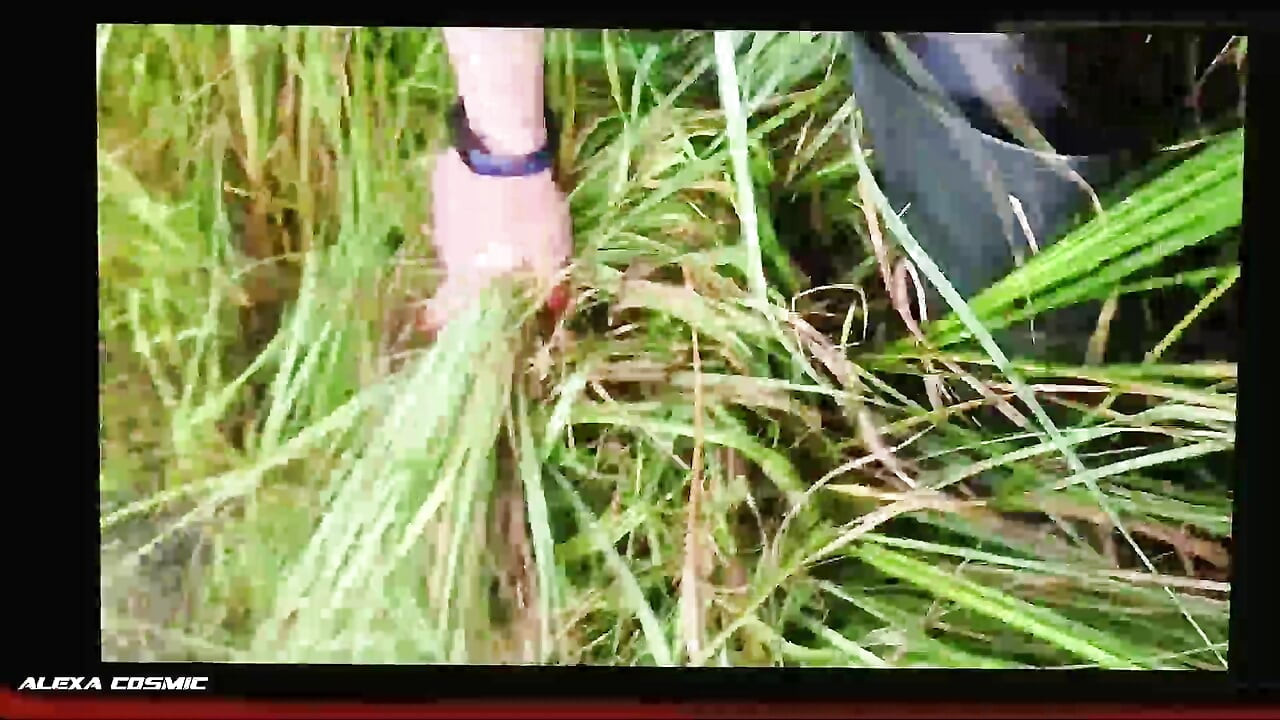 Avcı çizmeler siyah tayt ve spor elbise giyerek bataklık gölünde wetlook macerası.