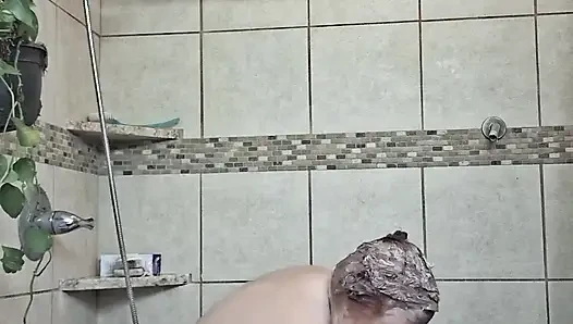 Büyük güzel hemşire Vicki duşumda çamur tedavisi yapıyor!