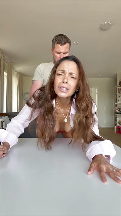 Anal kraliçe Angelina sıkı götüne mükemmel bir döl alıyor - tam film