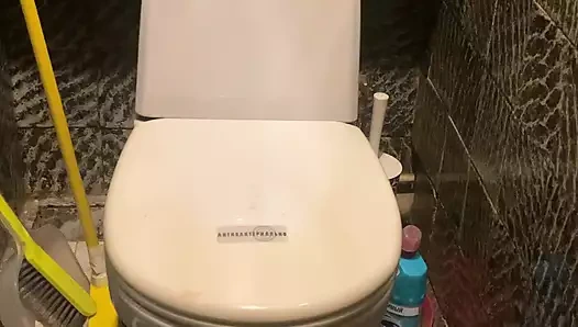 Loo'ya ihtiyacım var. Tuvalette işiyor