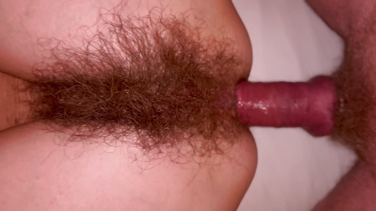 İnce süper kıllı orta yaşlı seksi kadın anal seks yapıyor ve çok fışkırtıyor
