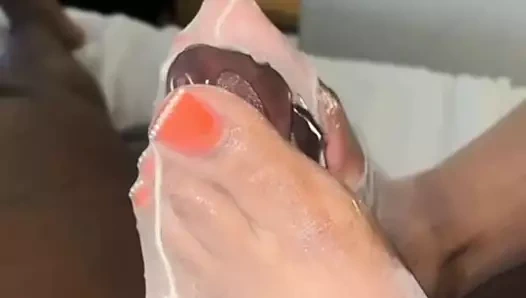 Orgazm sonrası işkence - zenci ilovelaylafeet yırtık naylon çoraplarının içine boşalmama izin veriyor