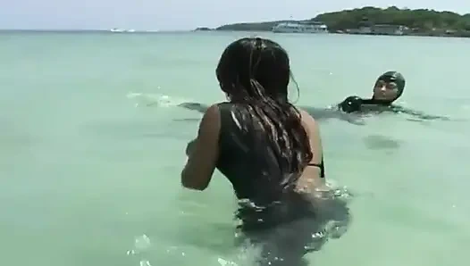 Sahilde lateksli kızlar